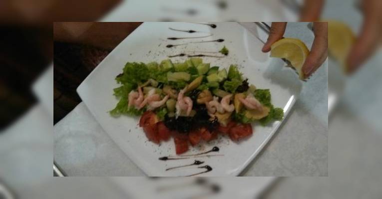 салат из морепродуктов 