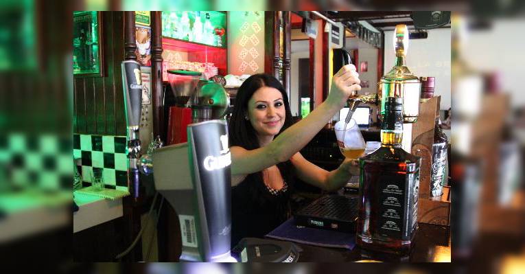 В The Shamrock Pub Side