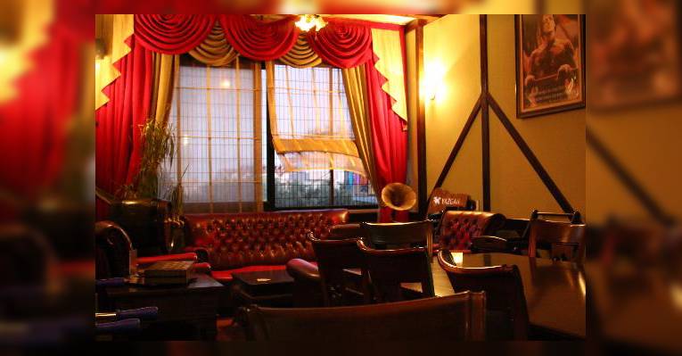 В The Shamrock Pub Side