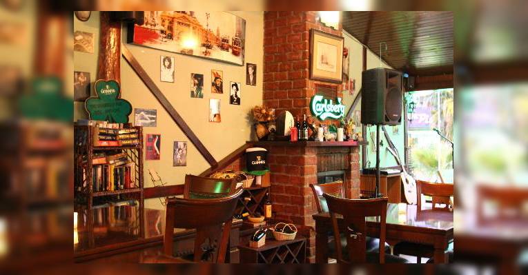 В The Shamrock Pub Side