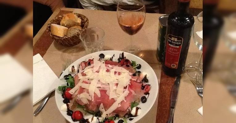 салат , прошуто с рукколой , пармезаном, моцарелой и тд