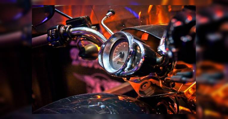 настоящие мотоциклы Harley Davidson/ можно посидеть сфотографироваться и посигналить)
