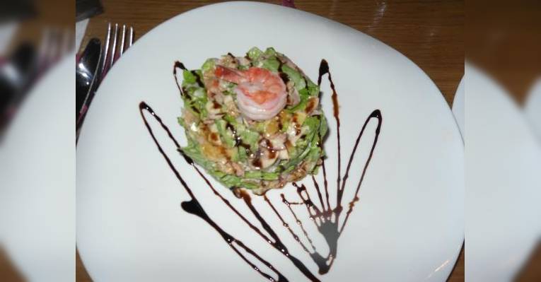 Очень вкусный и нежный салат, названия не помню. С креветками и апельсином.