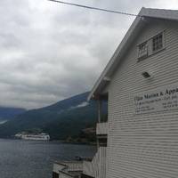 Flam Marina and Appartement Cafe