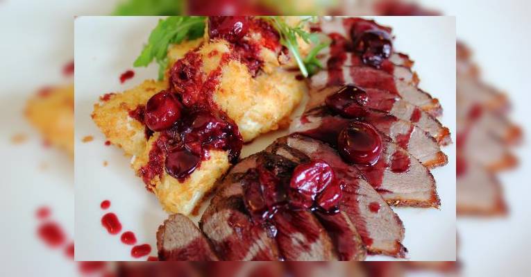 Утиная грудка с сальсой из вишни