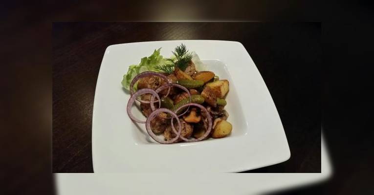 Деревенский салатик с колбасками собственного приготовления....мммми...вкуснятина...)))