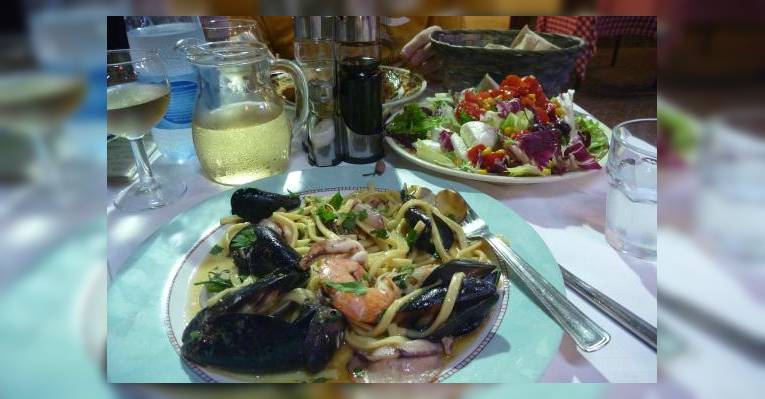 лингвини с морепродуктами и салат