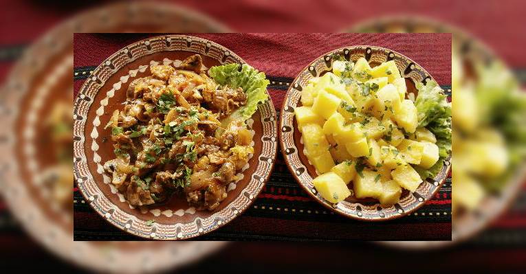 Куриные желудки с луком и грибами, отварной картофель с маслом