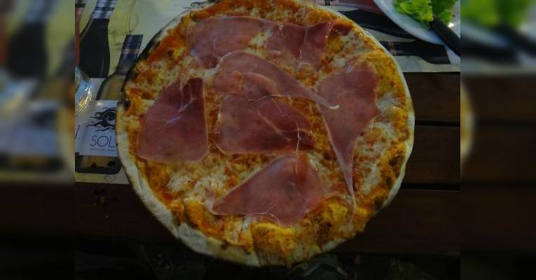 Очень вкусная пицца Prosciutto Crudo, тонкая и хрустящая