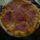 Очень вкусная пицца Prosciutto Crudo, тонкая и хрустящая