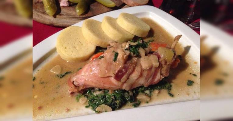 Кролик, тушенный с чесноком и шпинатом, с картофельными кнедлыками