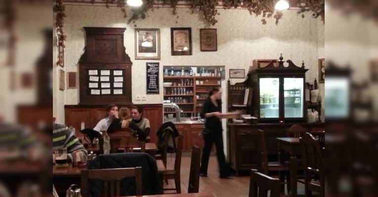 Типичный интерьер правильной пивнушки