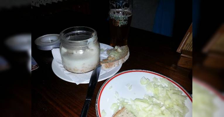 Холодные шкварки с луком и хлебом