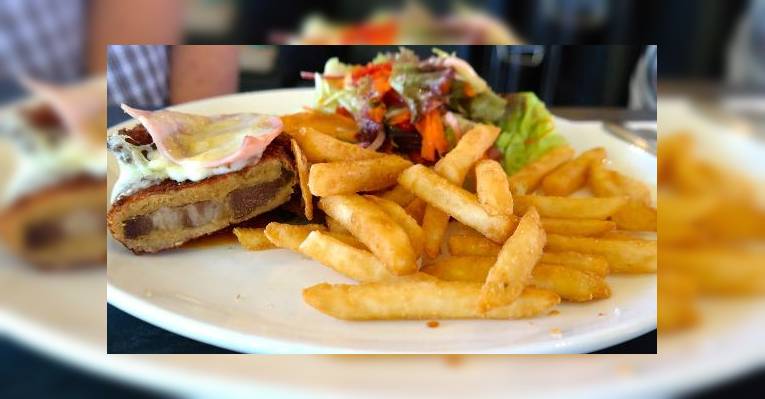 Снимок Kingfishers Cafe Restaurant, Тувумба