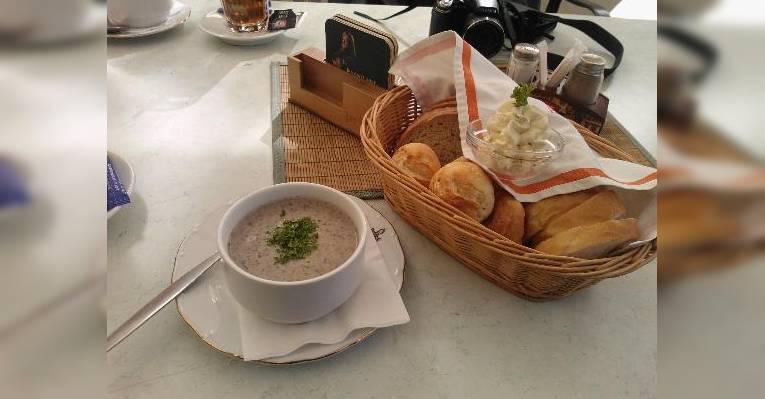 грибной суп, очень вкусные булочки и масло с травами