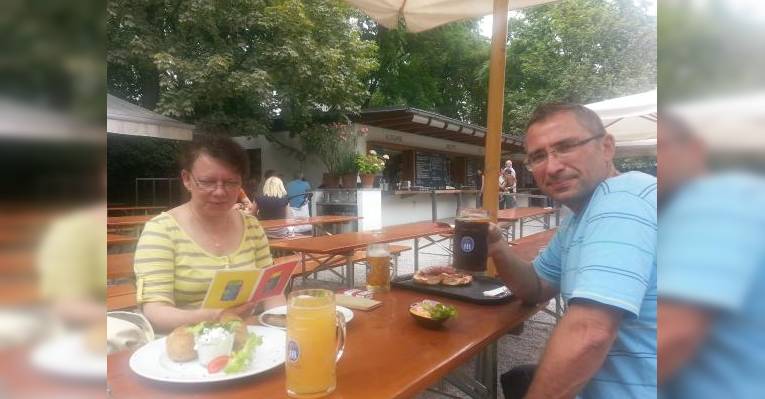 Еду надо сначала оплачивать, а потом с чеком забирать, официантов нет.