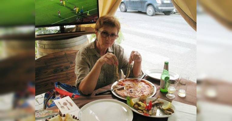 Вкусная пицца и жареные рыбки