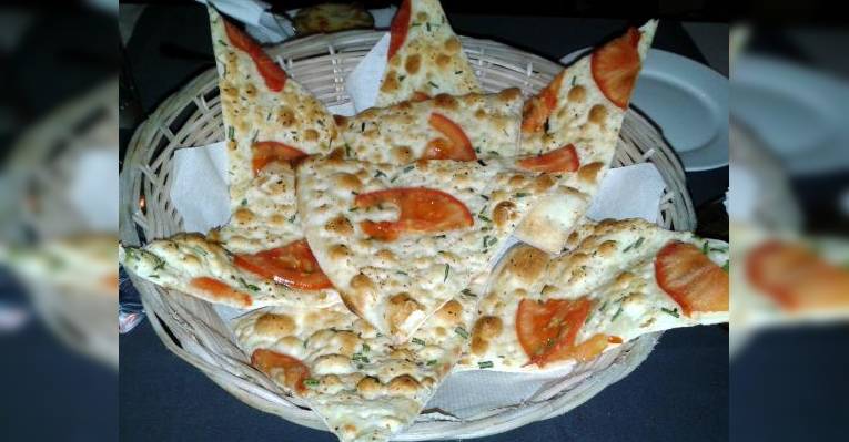 Фокачча с розмарином и томатами