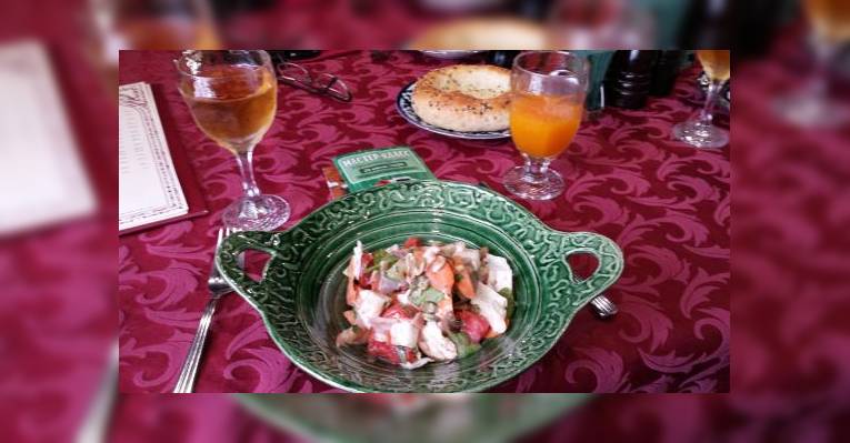 Салат из говядины с алычой