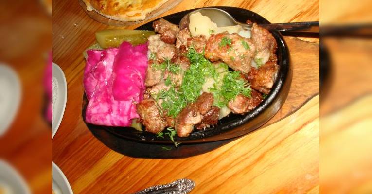 Мясо с картофелем и соленьями