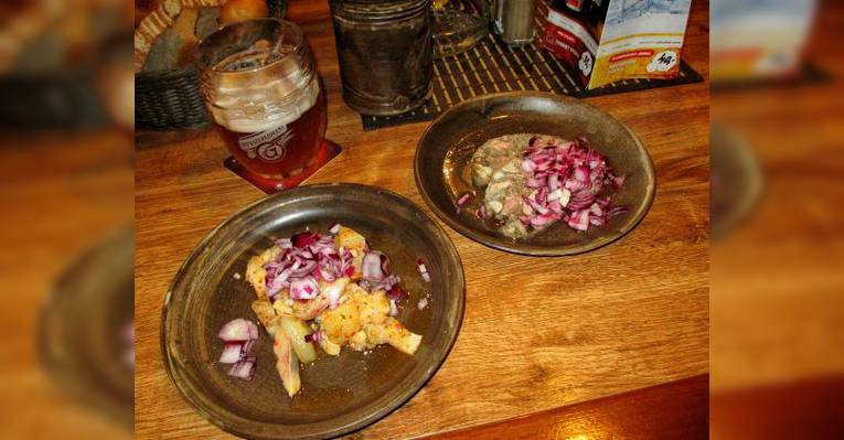 Холодные закуски:маринованная копченая сельдь с картофелем и луком, мясной зельц с луком