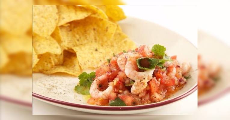 Севиче из креветок с кукурузными чипсами помидорами и кинзой