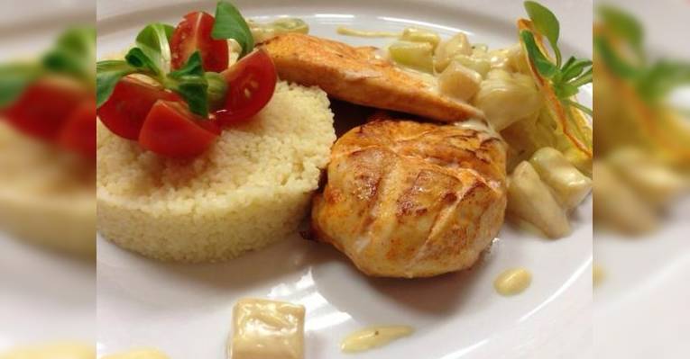 Маринованная куриная грудка обжаренная на гриле с кус-кусом и фруктово-овощной сальсой