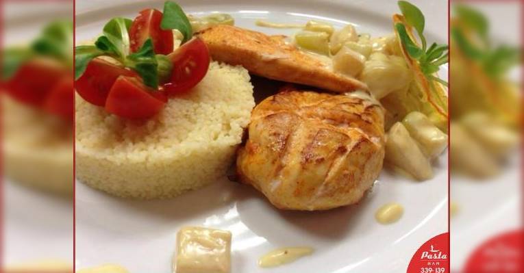 Маринованная куриная грудка обжаренная на гриле с кус-кусом и фруктово-овощной сальсой