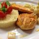 Маринованная куриная грудка обжаренная на гриле с кус-кусом и фруктово-овощной сальсой