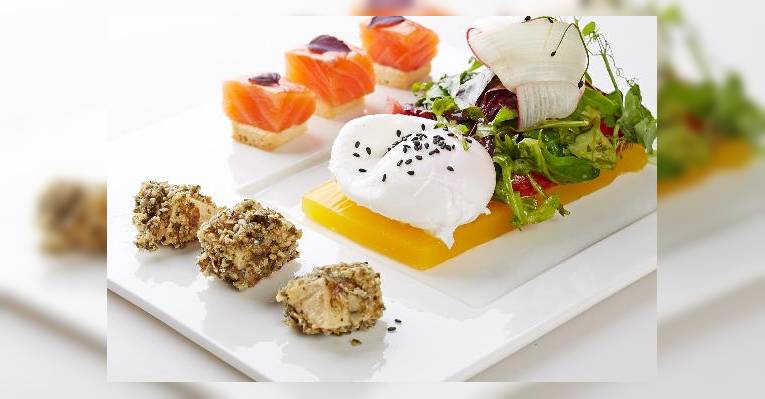микс салат с копченым лососем и сыром бри