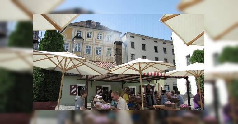 сосиски жарятся в небольшом зелёном здании