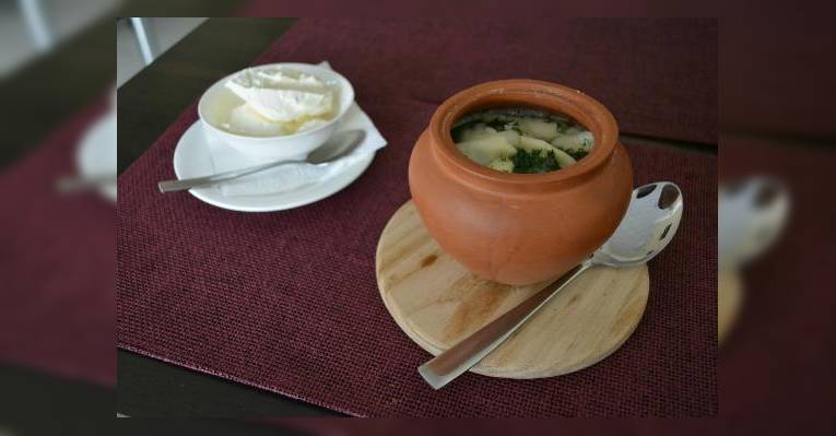 Pelmeni in the pot with sour cream, пельмени в горшочках со сметаной