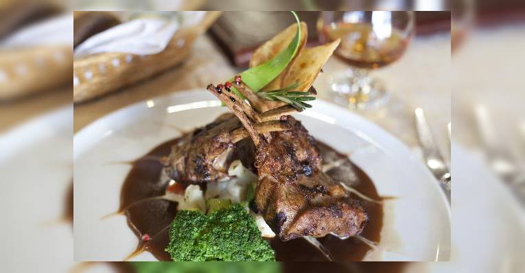 Каре ягнёнка с копчёными овощами и двумя соусами