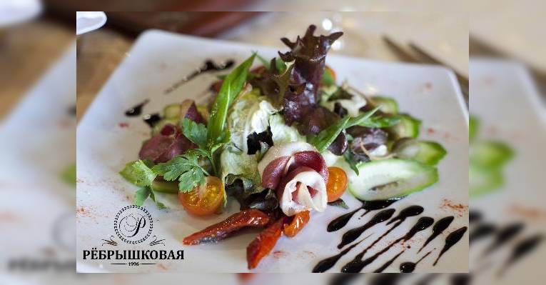 Салат с копчёной утиной грудкой