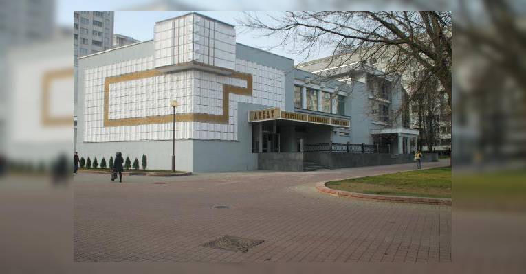 Удобное расположение вблизи станции метро 