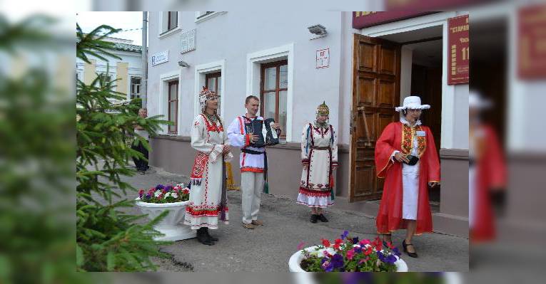 Музыканты встречают у входа