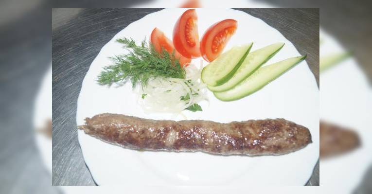 люля-кебаб (баранья мякоть с добавлением курдючьего сала и лука)