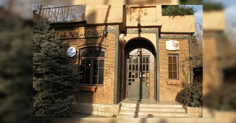 Вход в кафе