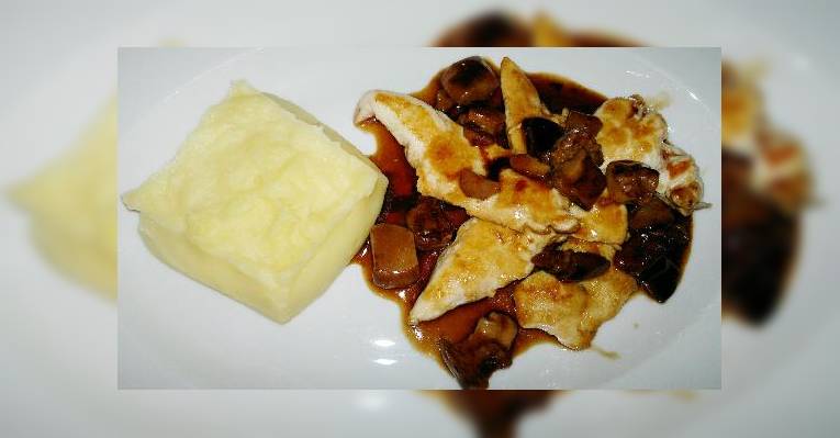 Куриное филе с грибами в соусе