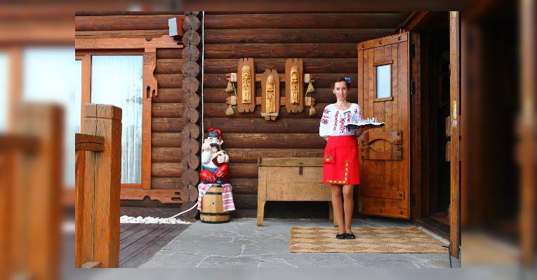 Каждому гостю на входе чарочка