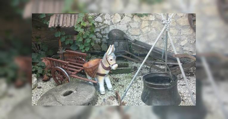 ...более 1500 экспонатов из дерева, глины, железа, меди, камня, инструментов и т.д.