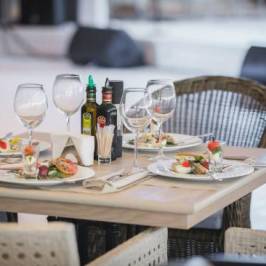 FIRST LINE Restaurant & Bar