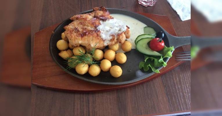 Очень вкусно и красивый вид на Екатерининский дворец.и совсем не дорого