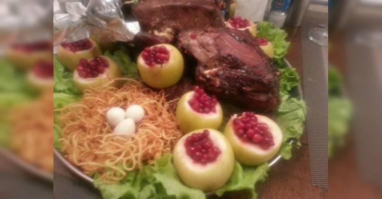 Глухари моченые яблоки и брусника