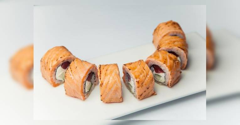 ролл с запеченным лососем, тунцом и сыром 