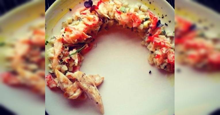 Салат с раковыми шейками и куриным филе с овощами, приправленный домашним майонезом/ 180 г