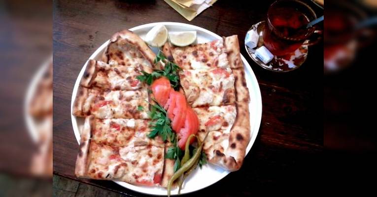Пиде с мясом и сыром