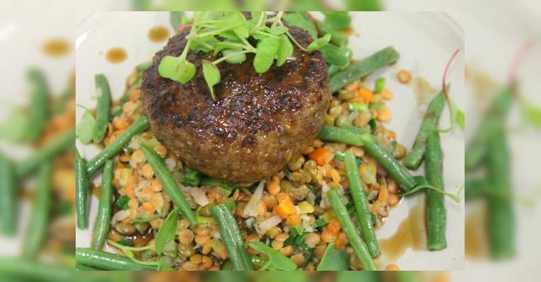 Lambaliha kotlet l??tsed koriandri,roheliste ubade, rosmariini-punaveinikastmega. Котлета из бар