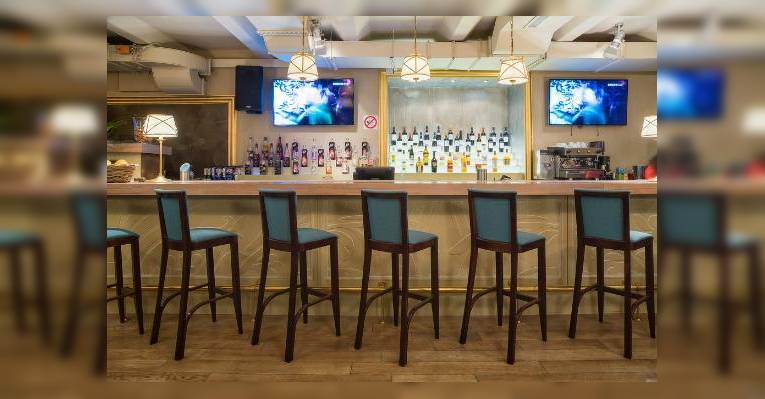 Основной зал - бар (the main hall - bar)
