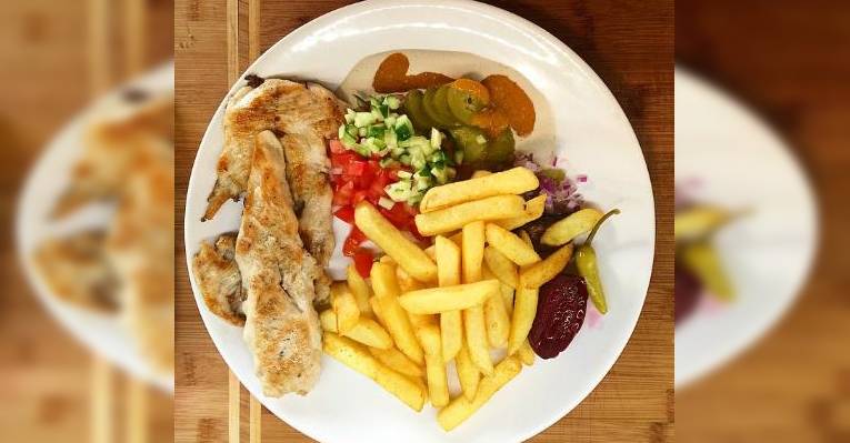The Hummus, обед дня с курицей и фри